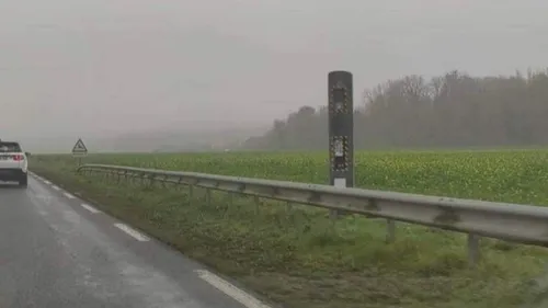 Il colle des autocollants "hors service" sur des radars